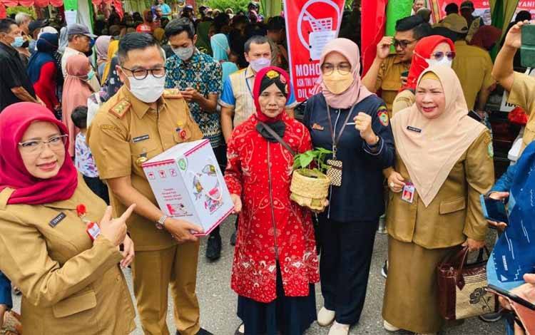 Penyerahan bibit cabai secara simbolis saat operasi pasar murah di Kabupaten Kotawaringin Timur (Kotim). (FOTO: MMC KALTENG)