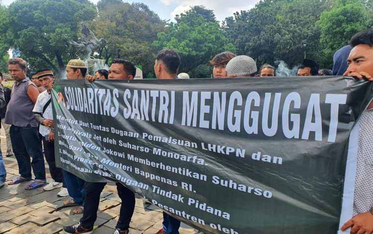 Massa aksi tergabung dalam Solidaritas Santri Menggugat menggelar unjuk rasa di depan Kantor Bappenas, Jakarta, Selasa (6/9/2022). ANTARA/HO-Solidaritas Santri