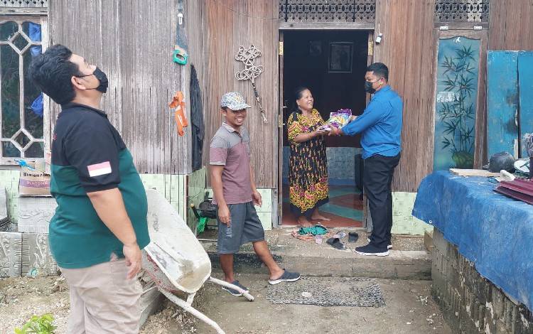 Sejumlah Warga Desa Petak Bahandang Dapat Bantuan Sembako