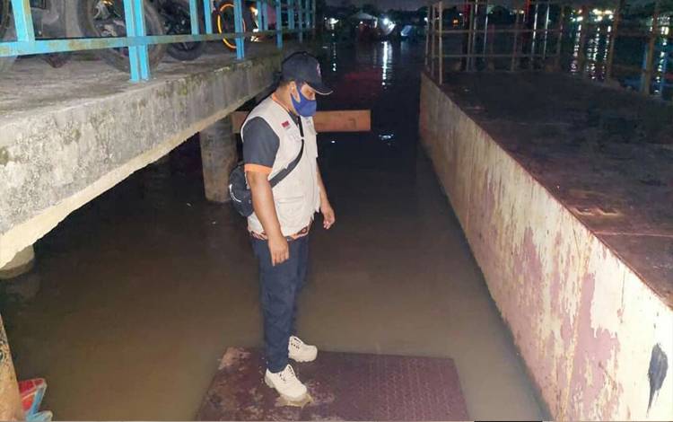 BPBD Kota saat memantau peningkatan debit air Sungai Kahayan, di wilayah Plamboyan bawah Kota Palangka Raya. (Foto : Agus Fataroni M)