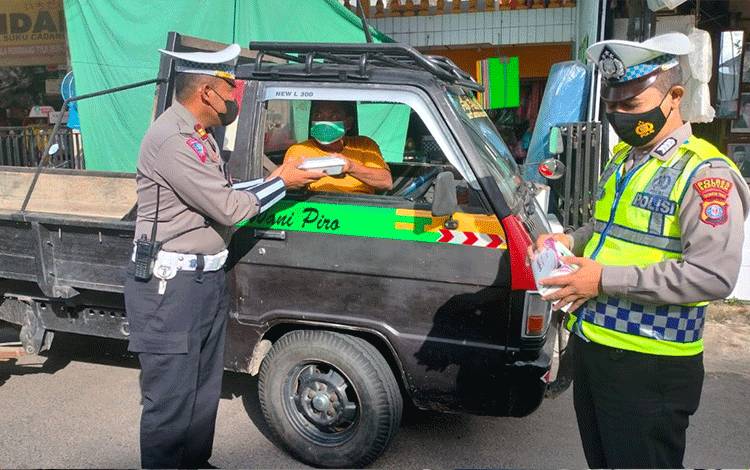 Polres Seruyan Bagikan Nasi Kotak Gratis Peringati Hari Lalu Lintas Bhayangkara ke-67