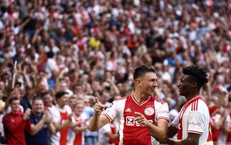 Ajax Amsterdam Gulung Rangers 4 Gol Tanpa Balas