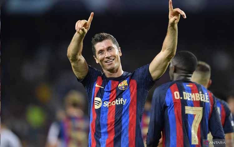Robert Lewandowski melakukan selebrasi setelah mencetak gol ketiga dalam pertandingan Liga Champions lawan Viktoria Plazen pada 8 September 2022. ANTARA/FP/PAU BARRENA
