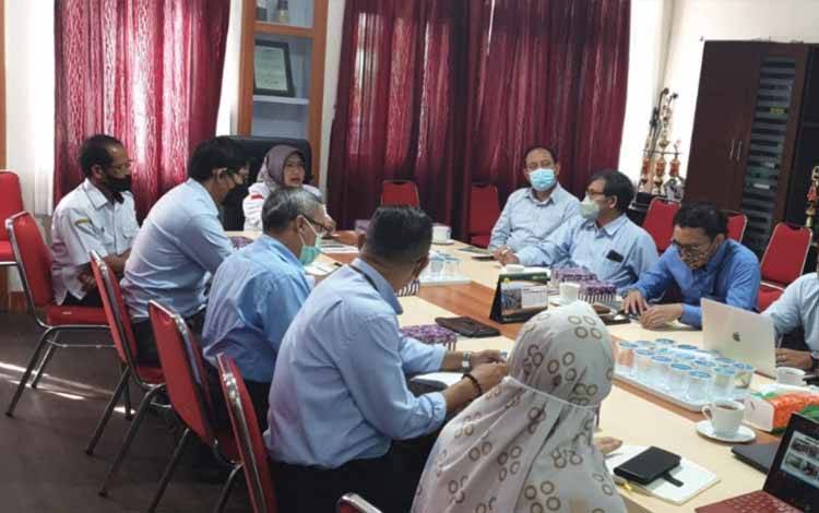 Kunjungan Badan Kebijakan Fiskal Kementerian Keuangan RI yang dipimpin Ketua Tim Kunker Rudi Handoko bersama seluruh tim, Miftahudin,Sandy Wicaksono, Milson Febriadi dan Herdanang Cahyokusumo saat di Dinas TPHP Kalteng. (FOTO: MMC KALTENG/ITA)