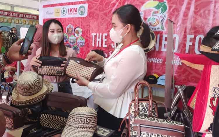 Pameran produk UMKM di Kota Palangka Raya. DP3APPKB Kalteng meyakini peran perempuan pengusaha menjadi cukup besar bagi ketahanan ekonomi. (FOTO: HERMAWAN)