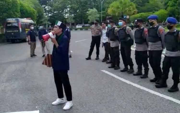 Personel Polres Kapuas Lakukan Pengamanan Aksi Damai HMI