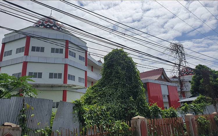 Bangunan Mal Pelayanan Publik Kotim masih dipagar seng (Foto : M ANDHIKA)