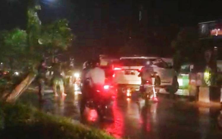 Pohon Tumbang di Jalan Tjilik Riwut Sampit Nyaris Timpa Pengendara Mobil Melintas