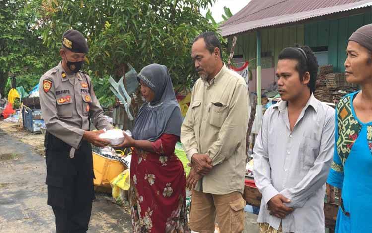 Bantu Ringankan Dampak Kenaikan BBM, Polisi di Kobar Berbagi Nasi Bungkus