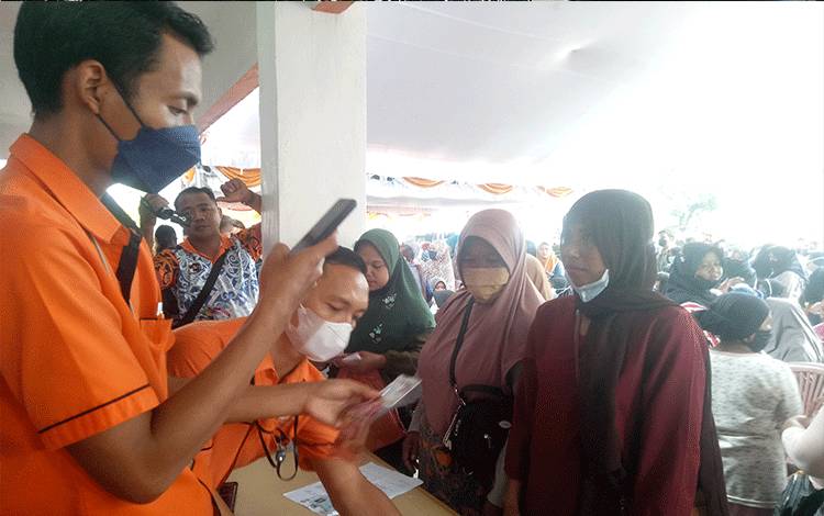 Penyerahan BLT BBM oleh petugas Kantor Pos Sampit kepada KPM, Jumat, 9 September 2022.(FOTO : NISA)