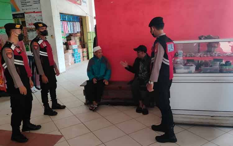 Personel Satuan Samapta Polres Seruyan saat berpatroli di kawasan Pasar Kuala Pembuang (Foto: Polres Seruyan)?