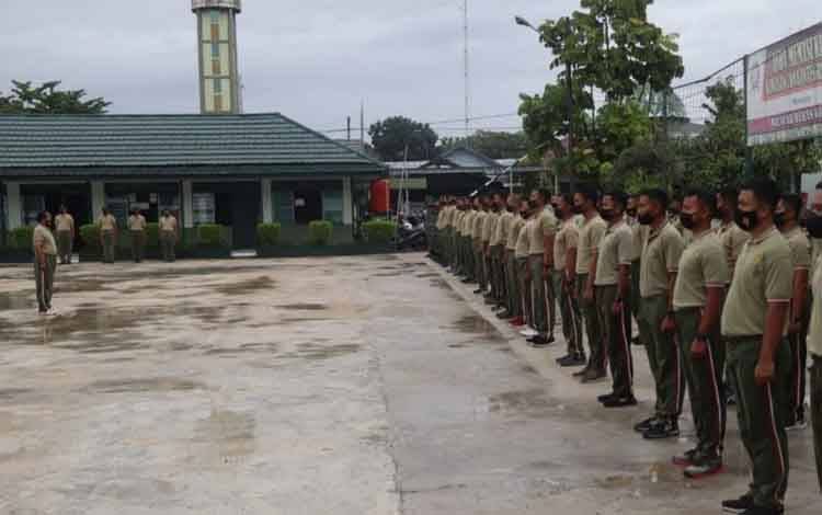 Personel Kodim 1011 Kuala Kapuas saat ikuti upacara peringatan Haornas ke-39 di Mako Kodim setempat, Jumat, 9 September 2022. (FOTO: KODIM KAPUAS)