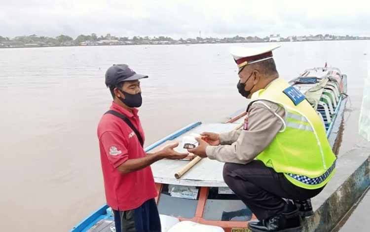 Satlantas Polres Kapuas Berbagi untuk Warga