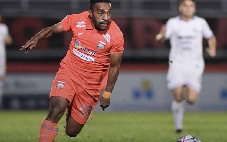 Pemain Borneo FC Terens Puhiri kencang membawa lari bola dalam pengawalan pemain Persita Tangerang pada pertandingan Liga 1 2022 di Stadion Segiri Samarinda, Jumat (9/9/2022) (Media Officer Borneo FC)