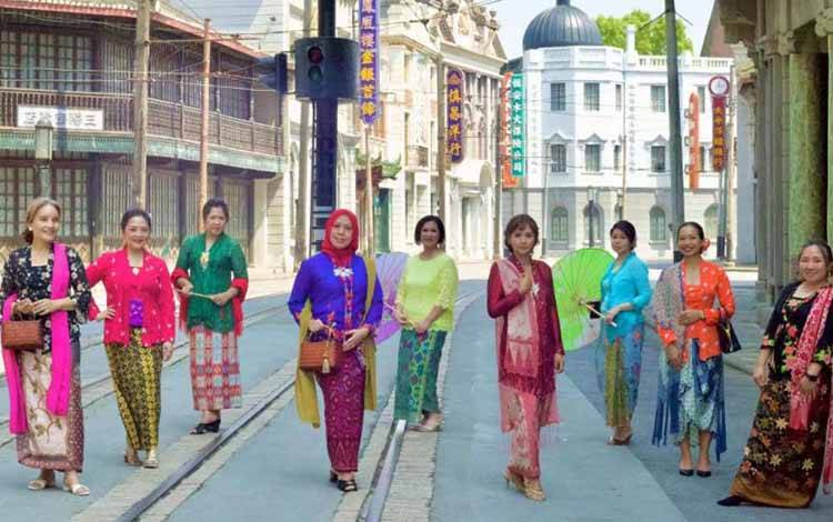Perempuan Indonesia di Shanghai Turun ke Jalan Pakai Kebaya