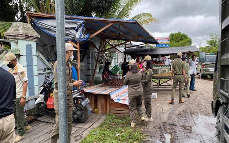 Satpol PP Palangka Raya melakukan penertiban PKL di Jalan G Obos. (FOTO: HENDRI)