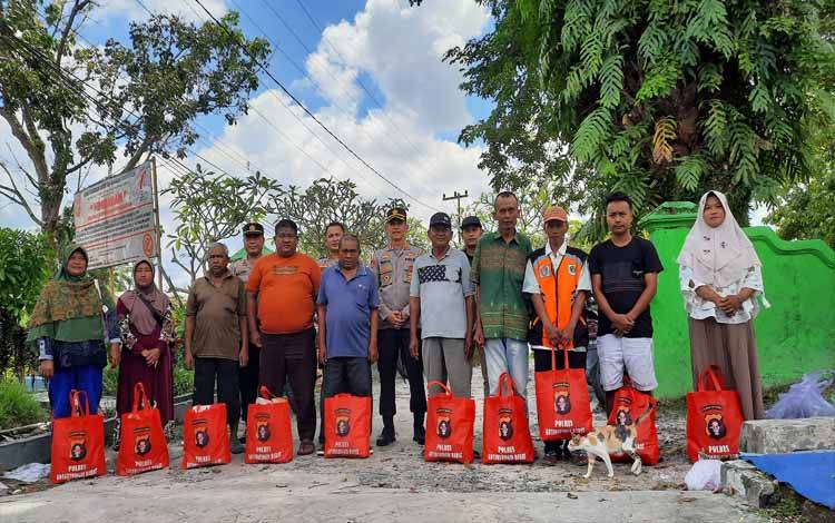 Polres Kobar Bagikan Bansos Kepada Warga Terdampak Kenaikan BBM