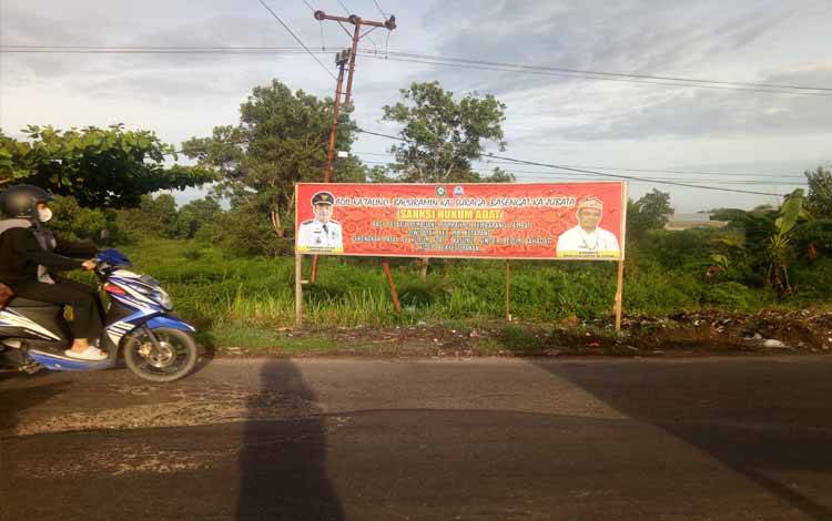 Spanduk peringatan larangan membuang sampah sembarangan di Kelurahan Ketapang. (FOTO : NISA)