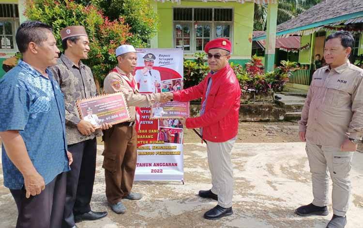 Bupati Seruyan Serahkan Bantuan Hibah di Rantau Pulut