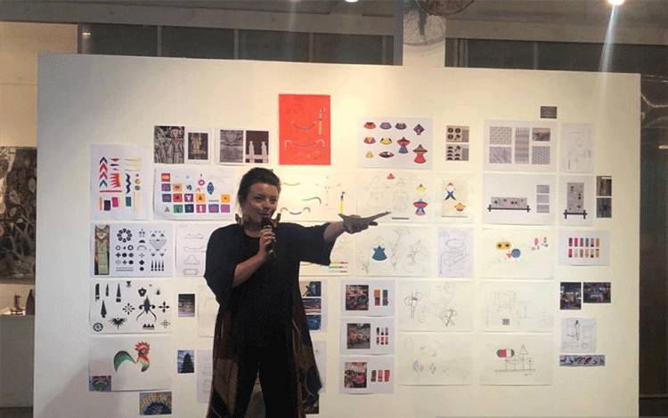 Desainer Prancis Marta Bakowski saat menunjukkan hasil risetnya terhadap kerajinan Bali untuk dipamerkan di Paris Design Week, Denpasar, Sabtu (10/9/2022). ANTARA/Ni Putu Putri Muliantari
