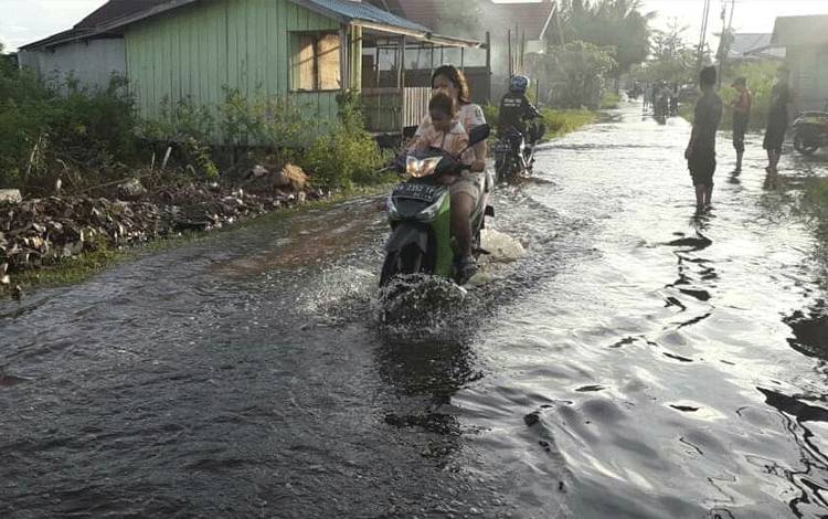 Kondisi banjir yang melanda Jalan Anoin Kelurahan Palangka Kota Palangka Raya. (Foto : Damkar Kota Palangka Raya)
