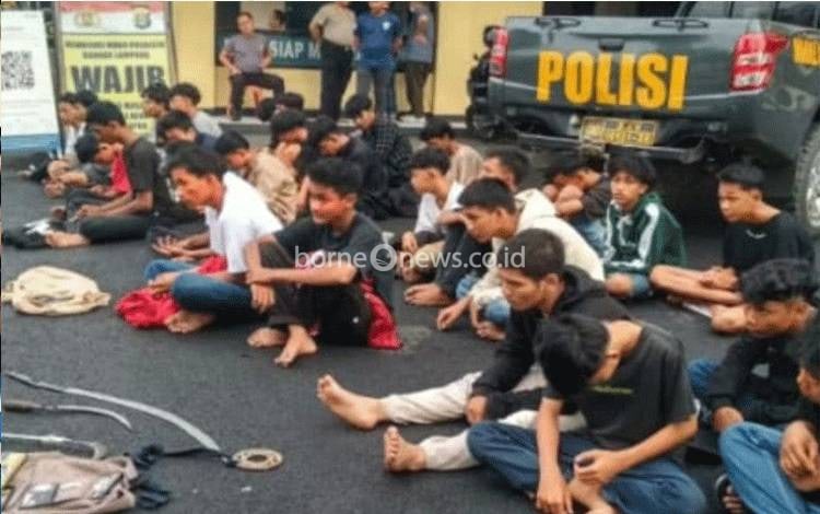 Polisi mengetengahkan 46 anggota geng motor yang diduga tawuran, di Bandarlampung, Lampung, Minggu. ANTARA/HO