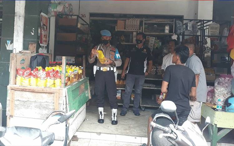 Personel Polsek Seruyan Hilir Turun ke Pasar, Ini Tujuannya