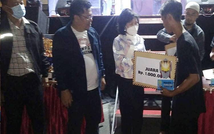 Taty Narang Tutup Turnamen Bupati Cup 2022