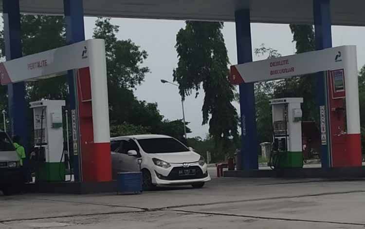 Aktivitas salah satu SPBU di Kota Palangka Raya (FOTO : NOPRI)