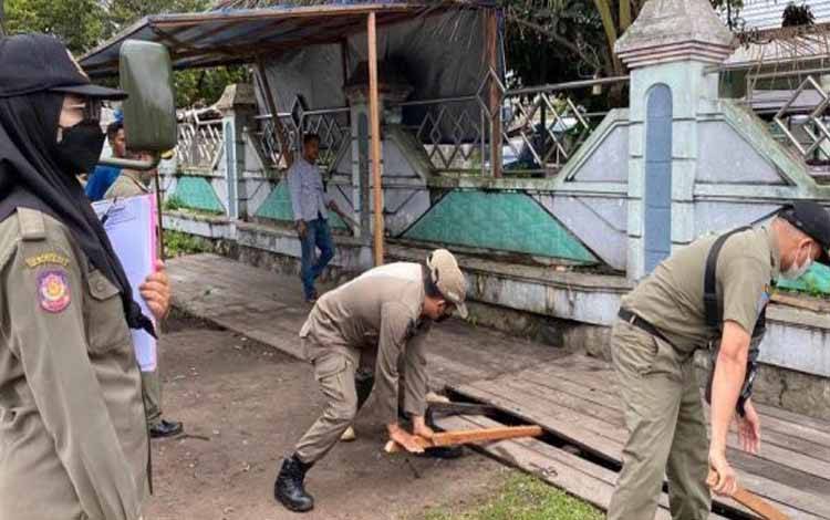 Satpol PP Palangka Raya Bongkar Lapak Milik PKL