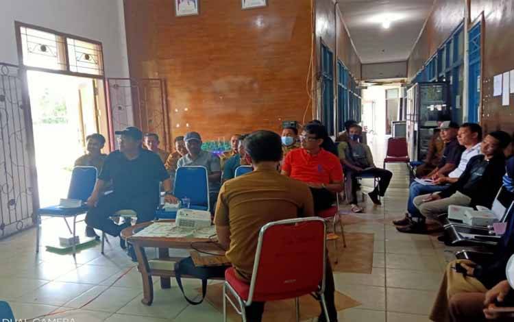 Rapat pembentukan Perkumpulan Petambak Udang Indonesia Kabupaten Sukamara di Diskan Sukamara, Senin, 12 September 2022. (FOTO:NORHASANAH)