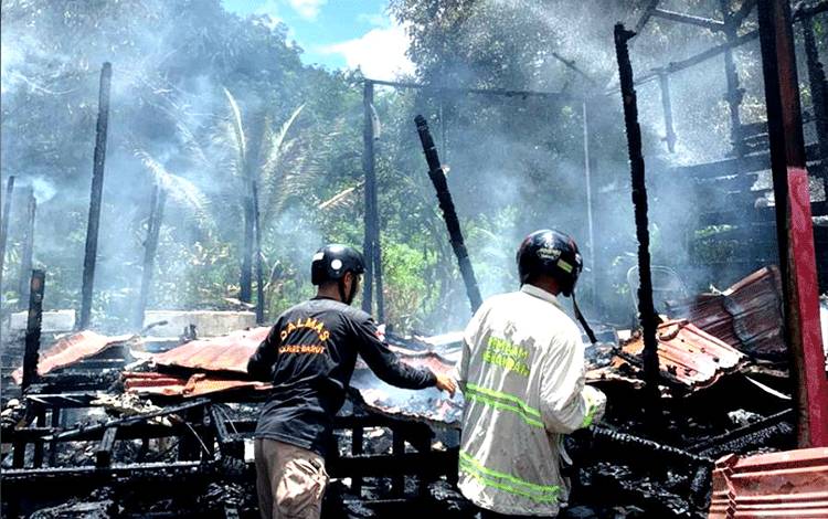 Bangunan TK Mekar Indah di jalan Singa Sakan, Desa Ipu, Kecamatan Lahei, Kabupaten Barito Utara, hangus terbakar, Senin 12 September 2022. Tampak petugas Satpol PP dan Damkar serta BPBD melakukan melakukan penyisiran dan melakukan pendinginan di lokasi. (Foto: Dhani)