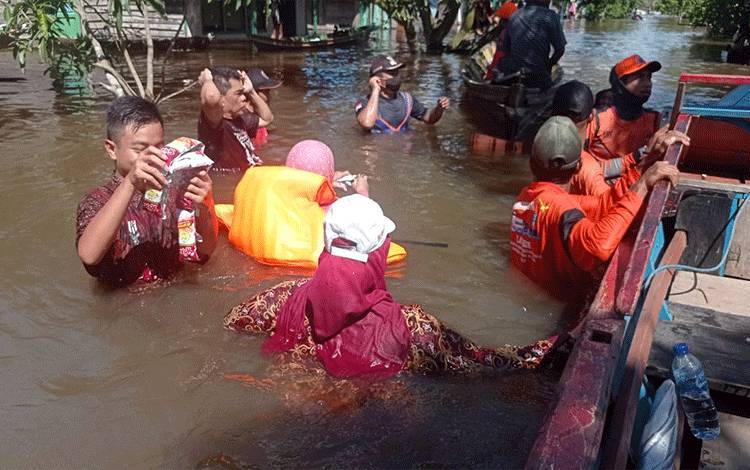 Warga Desa Bejarau Mengungsi Akibat Rumahnya Terendam Banjir