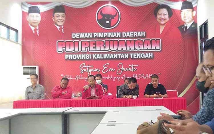 Ketua DPD PDI-P Kalteng, Arton S Dohong didampingi para pengurus partai menyampaikan kepada awak media terkait dibukanya pendaftaran bakal calon legislatif, Senin, 12 September 2022.