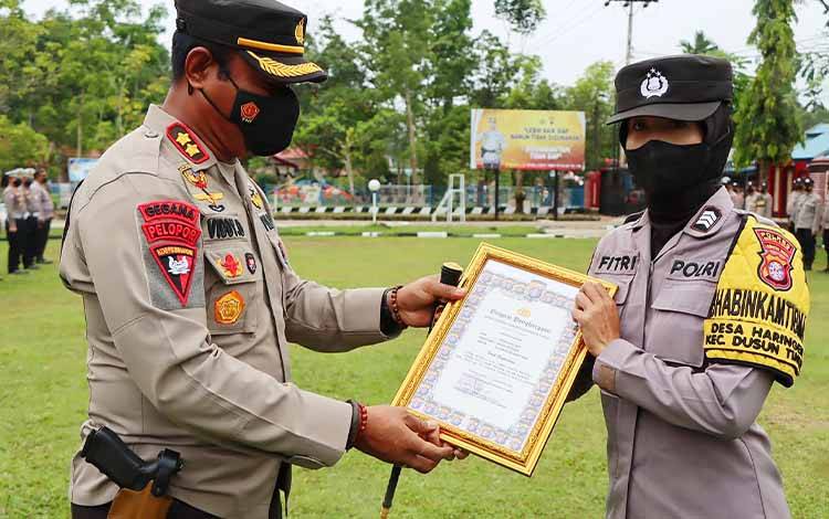 2 Polwan Terima Penghargaan dari Kapolres Barito Timur