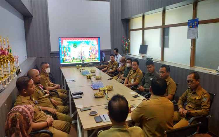 Jajaran Disdik Kapuas saat menerima kunjungan dari Disdik Seruyan pada Selasa, 13 September 2022. (FOTO: DISDIK KAPUAS)