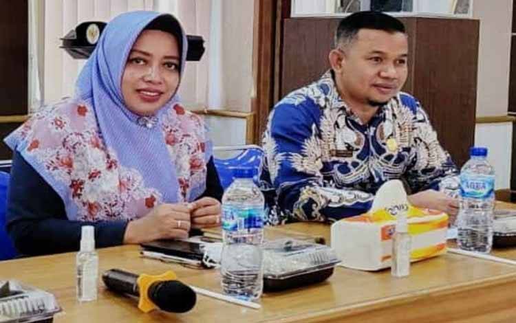 Anggota DPRD Kobar Sri Lestari (kiri) saat hadiri kegiatan Konsultasi Publik Peninjauan Kembali Perda RTRW Kobar, di Aula Pemkab Kobar belum lama ini. (FOTO : SRI LESTARI)