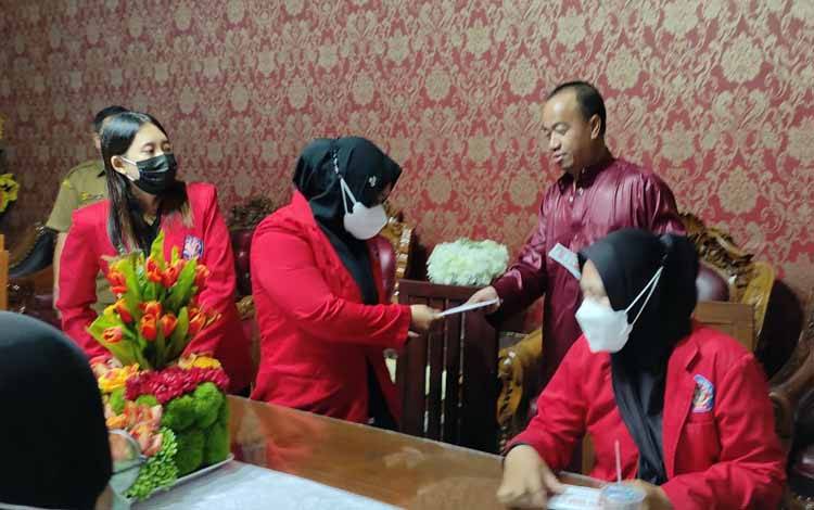 Bupati Serahkan Bantuan kepada Mahasiswa Seruyan