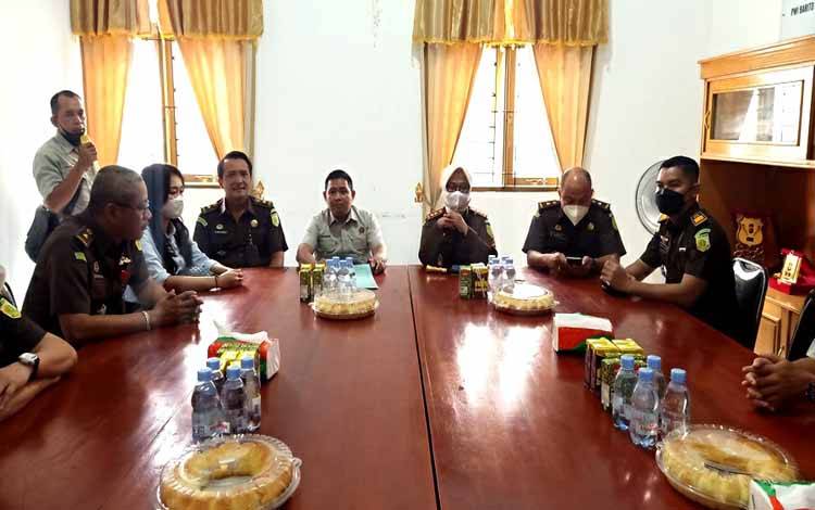 Kepala Kejaksaan Negeri Barito Utara Sambangi Sekretariat PWI