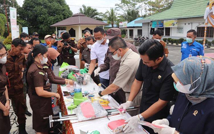 Sekda Pulang Pisau Hadiri Pemusnahan Barang Bukti Kasus Tindak Pidana
