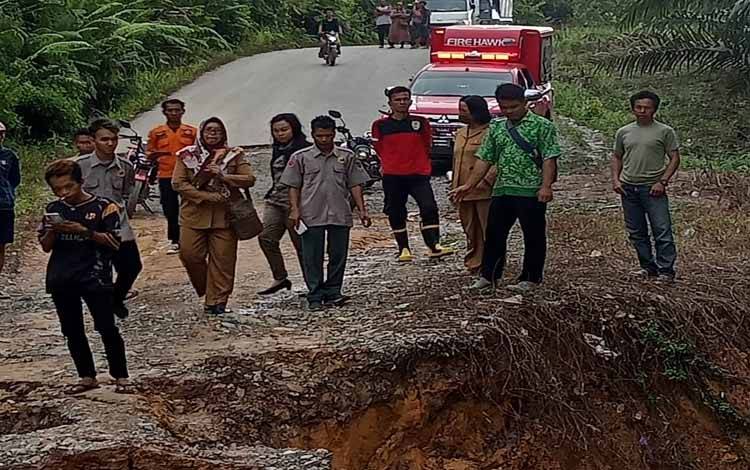 Mobilisasi Alat Berat Perbaikan Jembatan Sukamandang Terkendala Cuaca