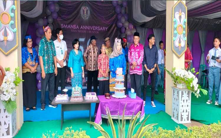 HUT ke 59 SMAN 1 Buntok Momentum Para Guru Merefleksikan Diri untuk Membina dan Mendidik Siswa Lebih Maju