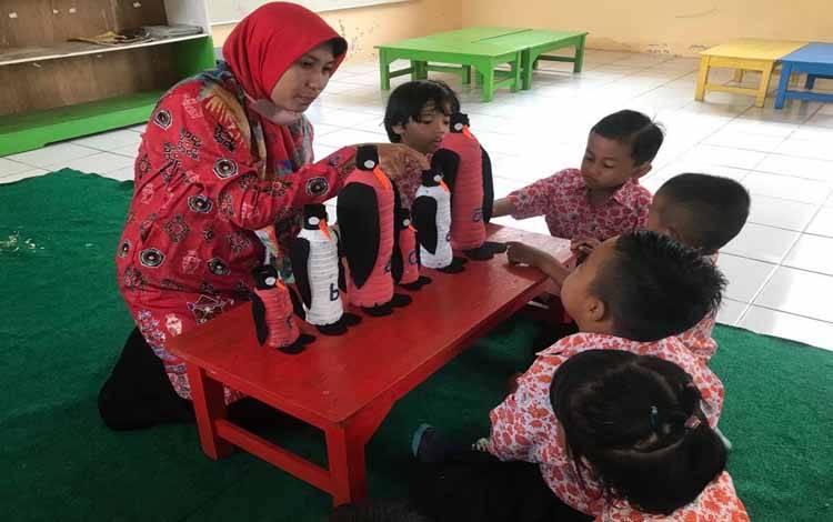 Mengenalkan Pola Warna dan Ukuran Melalui Media Sederhana Pada Anak Usia Dini