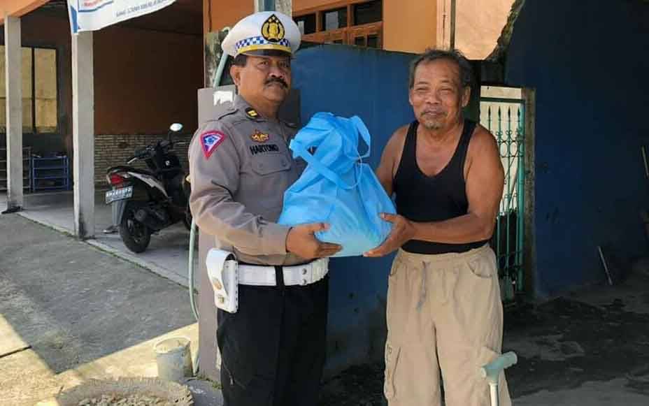 Satlantas Polresta Palangka Raya Salurkan Puluhan Paket Sembako untuk Warga hingga Lansia