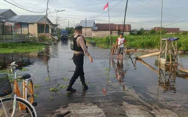 Personel Satsamapta Polresta Palangka Raya saat memantau debit air Sungai Kahayan. (FOTO : Polresta Palangka Raya)