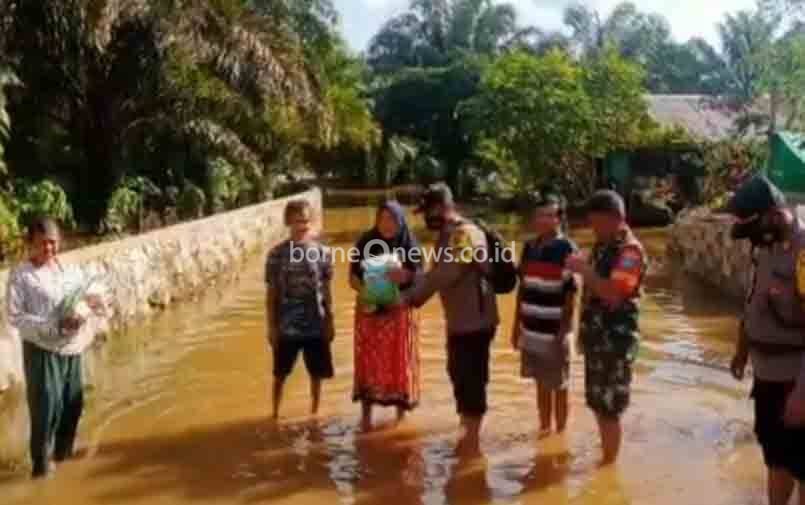 Polres Kobar Terjunkan Personelnya Bagi Bansos untuk Korban Banjir