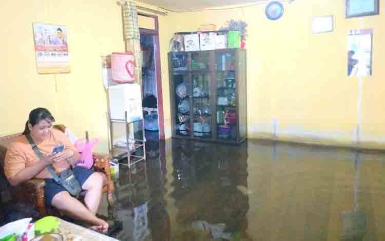 Rumah Warga yang Bermukim di Pinggiran Sungai Arut Mulai Terendam Air