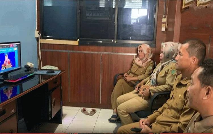 Sekdis , Kabid dan pejabat Dinas Kominfosandi Barito Utara saat mengikuti Bimtek pelaksanaan kebijakan pengelolaan dan pelayanan informasi publik yang digelar secara daring, Rabu 14 September 2022 di kantor Diskominfosandi Barito Utara. (Foto: Dhani)