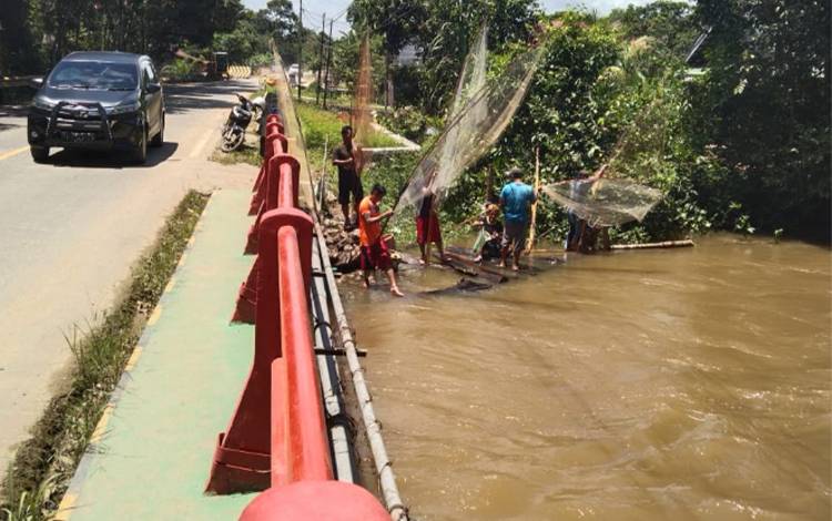 Sejumlah Warga Katingan Mengais Rezeki Cari Ikan saat Sungai Meluap