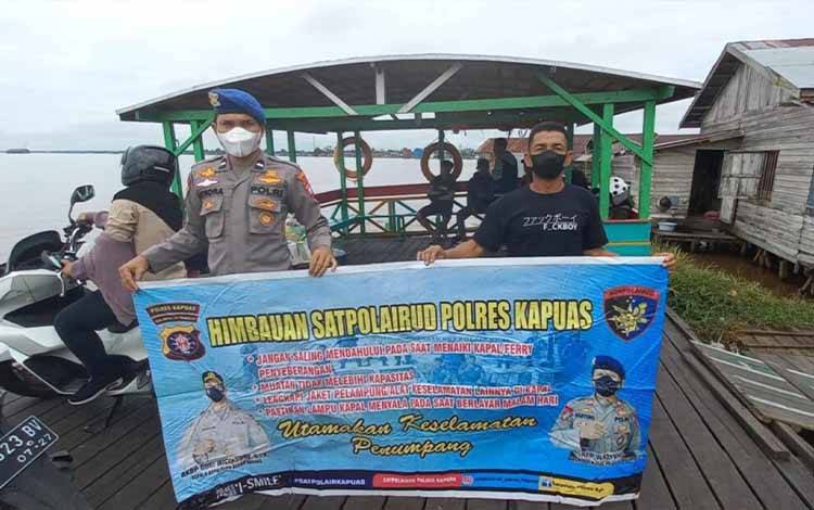 Satpolair Polres Kapuas Sambangi Feri Penyeberangan Beri Imbauan Keselamatan